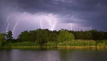 Telefonas traukia žaibą